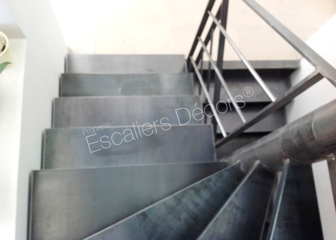 DT111 - Escalier 2 Quartiers Tournants. Escalier métallique d'intérieur silencieux au design contemporain et graphique tout en légèreté. Vue 2